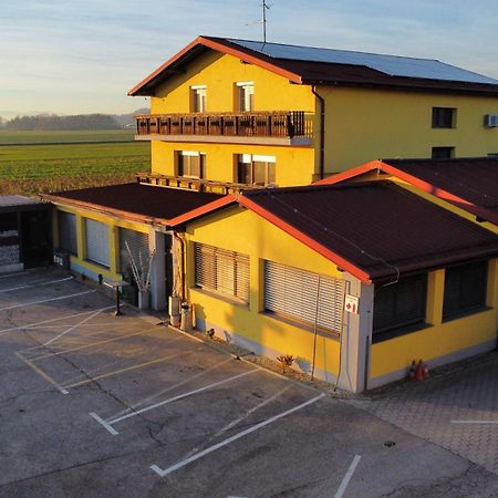 Gostilna Marta Hotel Oslusevci Exterior photo