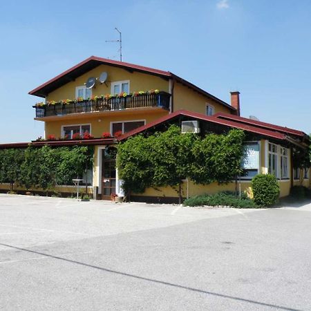 Gostilna Marta Hotel Oslusevci Exterior photo